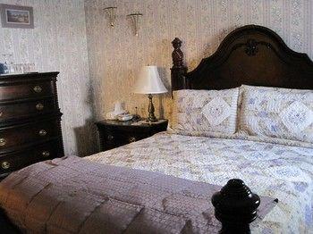 Colonial Charm Inn 夏洛特敦 外观 照片