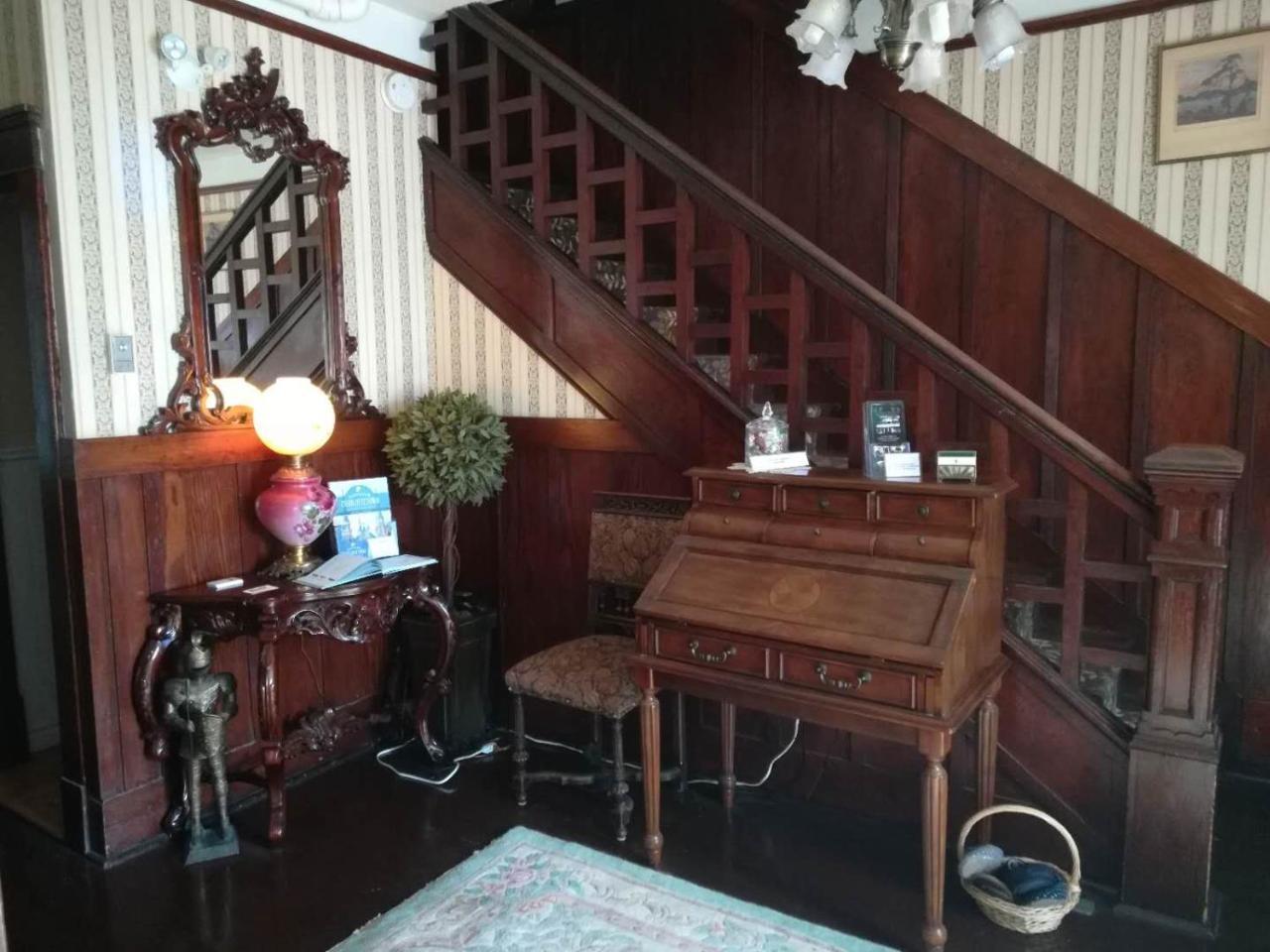 Colonial Charm Inn 夏洛特敦 外观 照片